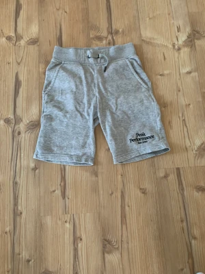 Peak performance shorts  - Ett par sköna och snygga mjukis shorts passar perfekt till en varm och fin sommardag 