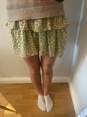 Blommig kjol från BikBok - En jätte snygg blommig kjol från bikbok som inte kommer till någon andvändning längre💕