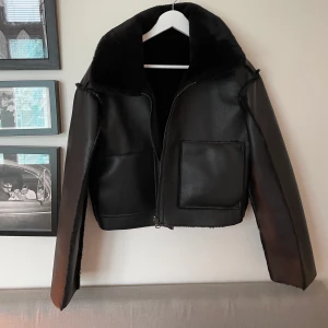 Jacka  - Super fin ”skinn” jacka men detaljer. Bra skick 