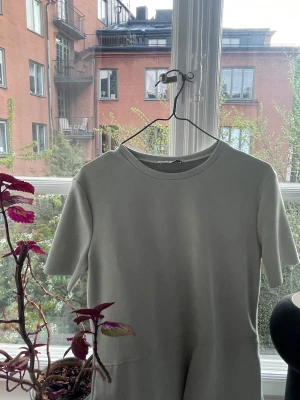 Ljusgrön/blå klänning Zara - Kort ljus grön klänning från Zara. Den har två fickor, tunn och skönt material. En perfekt sommarklänning.☘️ Storlek S! Kort på mig som är 175.