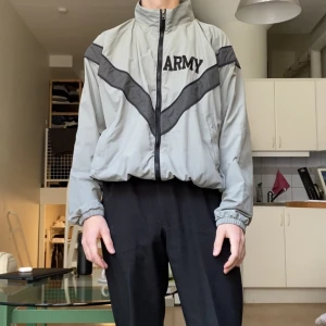 Arméjacka - Vintage. Köpt på Broadway and sons men inte blivit använd så mycket. Jag är 178 cm för referens