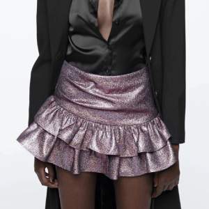 Säljer den här superfina rosa glittriga kjolen med inbyggda shorts från zara, passar tyvärr inte längre.. 💖