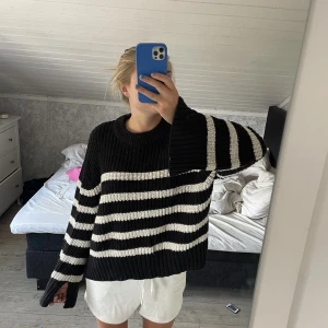 Randig stickad tröja - Säljer min randiga stickade tröja från Gina tricot. Tröjan är lite oversized och kommer i ett mycket bra skick. 