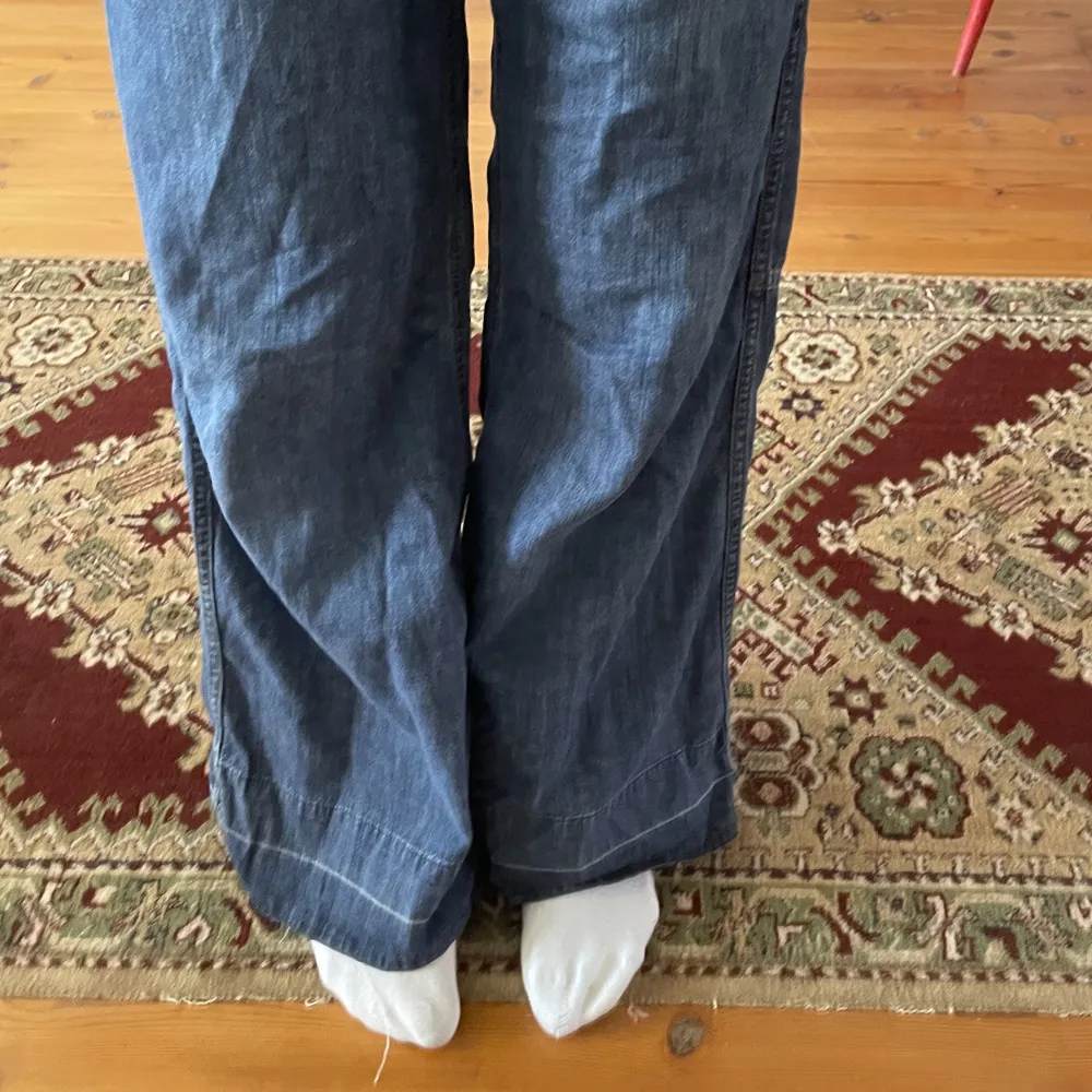 jeans som är vida i benen med tighta upptill!. Jeans & Byxor.