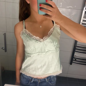 Spets linne - Jättegulligt spets linne från saint tropez i satin tyg