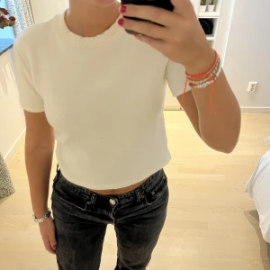 Zara stickad t-shirt  - Stickad t-shirt från zara. Säljer för 150kr exkl frakt 