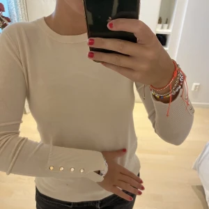 Zara tröja  - Tröja från zara med gulddetaljer. Säljer för 200kr exkl frakt 