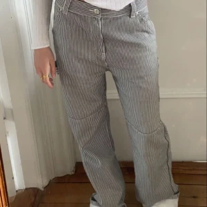 Randiga cargo jeans  - Randiga cargo jeans från Mango! Helt nya och säljas på grund av fel storlek! Jeans är i storlek 28/34 och är väldigt långa på mig som är 182. Bra material och skön fit.