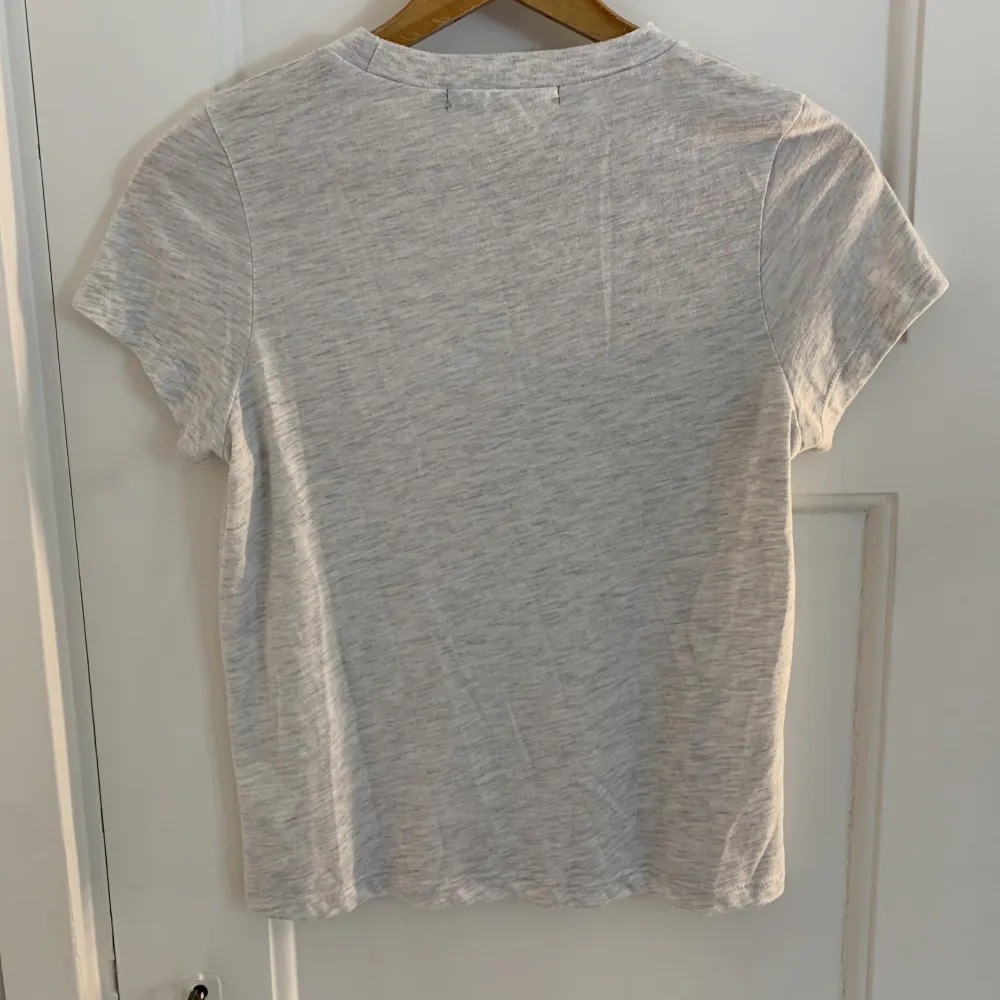 Säljer denna gråa t-shirten då det e lite liten på mig. Väldigt bra skick och sparsamt använd.. T-shirts.
