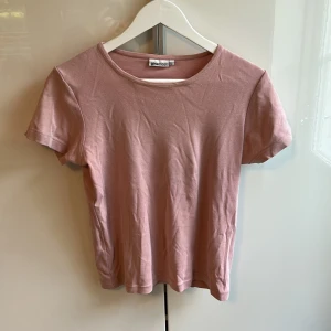 Rosa topp - Rosa t-shirt, lite ribbad