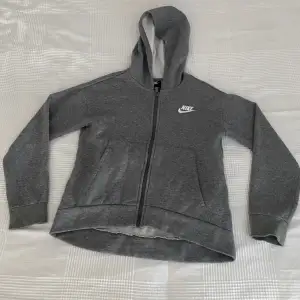 jag säljer denna snygga Nike zip hoodien 😄🫶🏼den har aldrig varit använd och är i nyskick🩷🩷