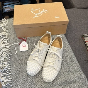 Christian Louboutin Spike Sneakers - Vita Loubs i kanon skick 8/10, kommer med box och extra spikes (5st). Storlek 42 fits 42,5-43. Nypris 8500, mitt pris 4000. Bara att skriva vid frågor och funderingar! :)