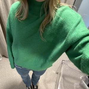 Grön polotröja 💚 - Grön polotröja från zara. Super mysig, säljer eftersom att jag har en liknande! 