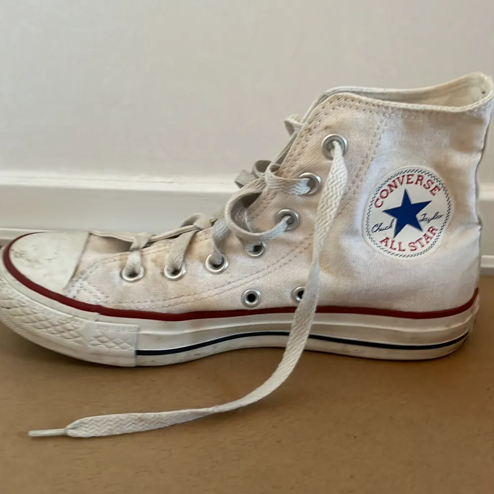 Vita converse storlek 37 inte använt många gånger, men ena skosnöret är missfärgat/annvänt.. Skor.