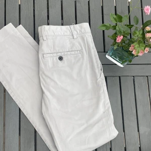 Gråa chinos från Zara  - Gråa chinos från zara i storlek 38 i bra skick. Moderna och snygga kostymaktiga chinos knappt använda. Sitter bra på, har bra kvalitet. Hör av dig för frågor :) 