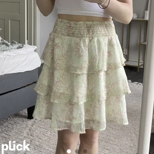 Volang kjol - En super fin volankjol från Gina tricot, använd en gång. Det är inte mina bilder så skriv om ni vill ha mer bilder. Köparen står för frakt💕✨