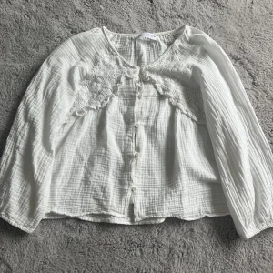 Vit broderad blus - Säljer denna jättefina broderade blusen från Zara som tyvärr blivit för liten på mig. Den har en fin, broderad ditalj med knappr längst framsidan av blusen.  Vill du ha mer bilder eller har andra frågor så är det bara att skriva till mig!💓🤩