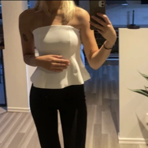 Supersnygg tubtop - Supersnygg och elegant tubtop från Zara som inte längre säljs. Dragkedja och ”gummi” kant så den sitter perfekt och är sjukt bekväm. Använd 1 gång🧚🏻‍♀️  Fler bilder finns och priset kan diskuteras!