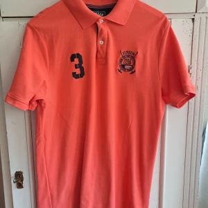 Pikétröja - Pikétröj i mycket fint skick. Använd ett fåtal gånger. Känns smal i modellen 