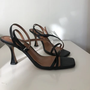 Klackar❤️ - Supersöta klackar från nakd i st 40. Klackarna är bara använda en gång😊