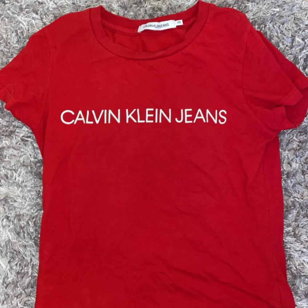 Röd Calvin klein T-shirt dam storlek xs. T-shirts.