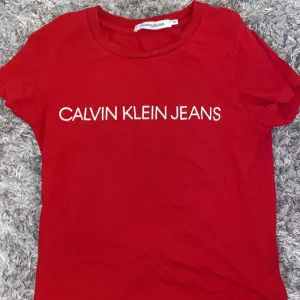 Röd Calvin klein T-shirt dam storlek xs