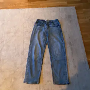 Säljer mina Levis jeans som tyvvär har blivit för små. Skick:8/10 har inget hål eller någon fläck.