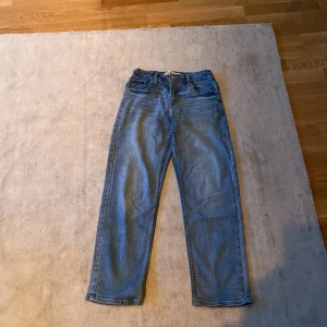 Levis jeans 164 - Säljer mina Levis jeans som tyvvär har blivit för små. Skick:8/10 har inget hål eller någon fläck.