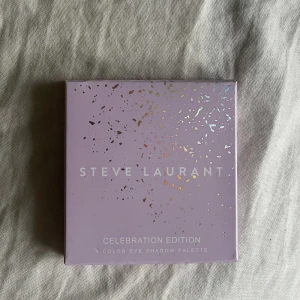 steve laurant eyeshadow palette - Säljer en helt oanvänd Steve laurant eyeshadow palett med jättefina färger, det ligger en plast över skuggorna som aldrig tagits bort!☺️🤍Orginalpris: 300kr, säljer för 70kr