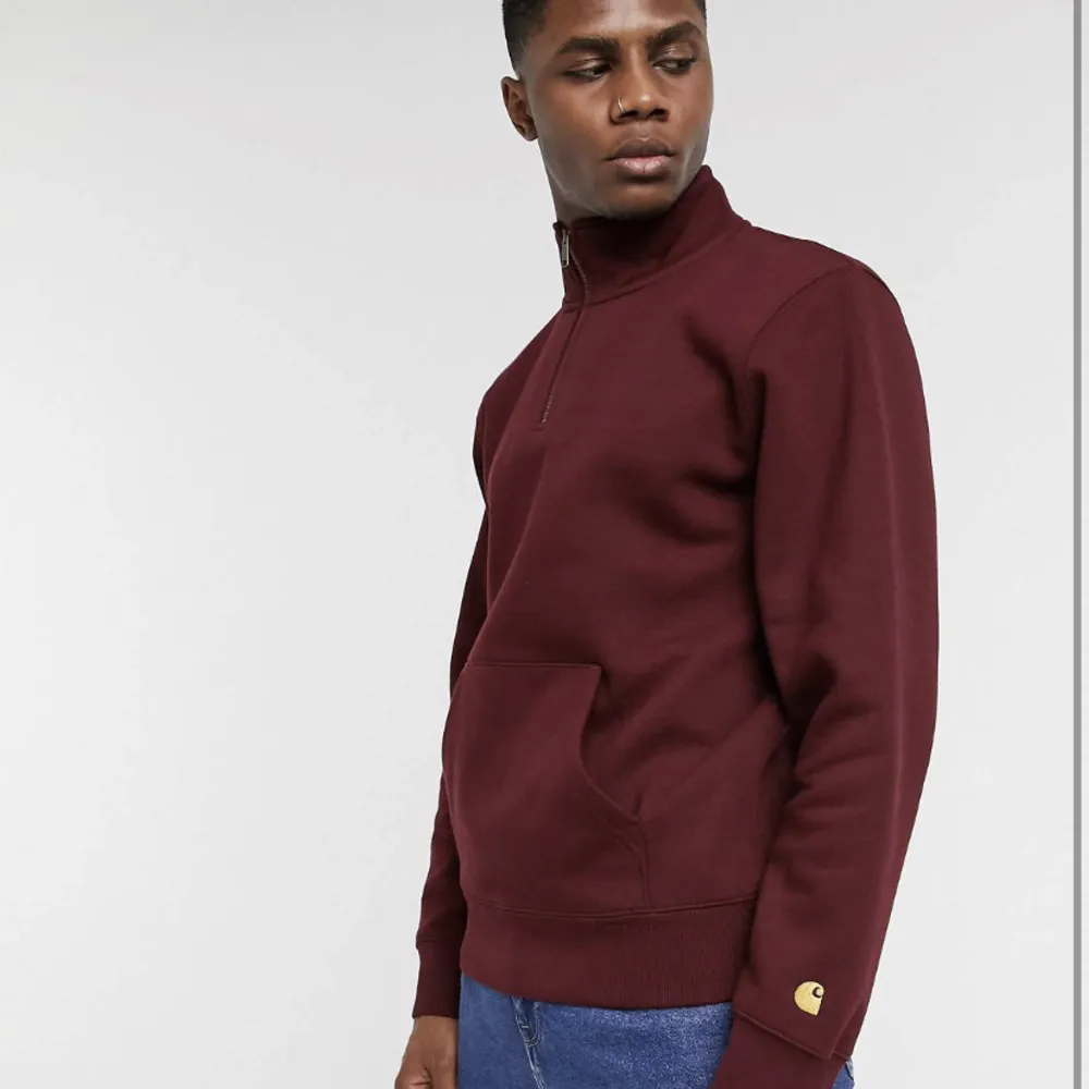 Denna Carhartt WIP half-zip tröja är i mycket gott skick och helt slutsåld online. Killen i bilden är 186 cm lång. Köpare står för fraktkostnad. Tröjor & Koftor.