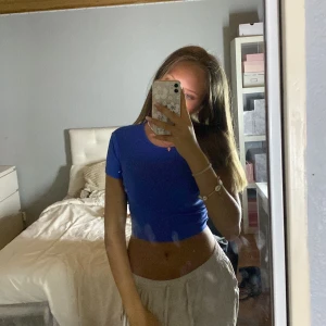 Blå topp från Pull&Bear - Blå topp från Pull&Bear i strl S. Den är hyfsat kort och tajt. Används ca 2-3 gånger och har inga skador eller fläckar💞 