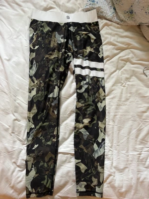 Stronger byxor - Superfina träningsbyxor från stronger i mycket bra skick