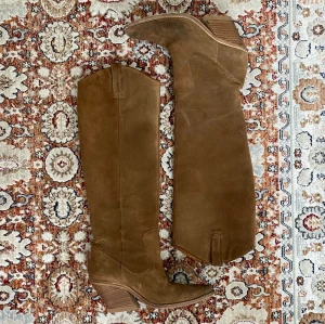 Bronx stövlar - Världens snyggaste bronx stövlar!!! Tror modellen heter New Kole. De är mycket sparsamt använda, i fint skick. Om du vill ha fler bilder, var gärna specifik med vad du vill ha bild på🥰❤️⭐️. 