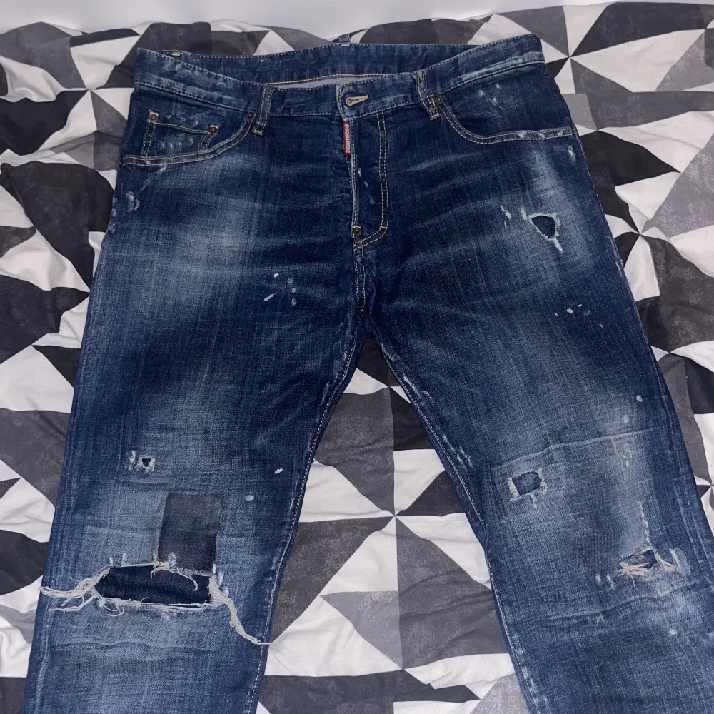 Dsquared2 run dan jeans IT50 Rensar garderoben lite och dessa fr tyvärr ryka. Otroligt sköna, cond 8-9/10 så otroligt bra skick.  Bara höra av er vid frågor! . Jeans & Byxor.