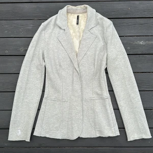 Mjuk kavaj  - jersey kavaj ifrån soul lady🧘🏼‍♀️Favoriten säljer för 300kr 😍ljus grå 🤍