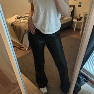 Skinnbyxor  - Jag säljer ett par svarta skinnbyxor ifrån asos i storlek 38 tall. Produkten har knappt några tecken på användning. Byxorna har en högre midja med långa ben. Skitsnygga!💕slut på hemsidan!  