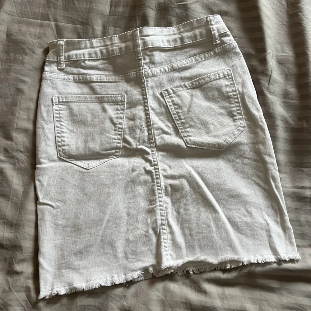 Jeanskjol från pieces med rå kant nedtill. Använd vid endast ett tillfälle så i princip nyskick. 150kr och köparen står för ev frakt!. Hameet.