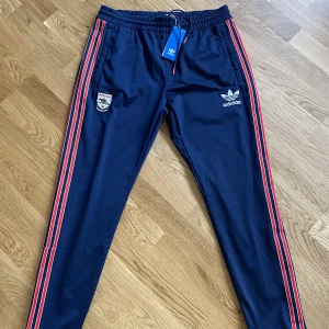 Adidas Track Pants (Arsenal) - Arsenal Tracksuit byxor från retro kollektion. Skick 10/10 endast provade, lappar sitter kvar. 