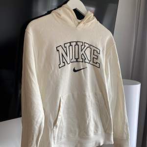 Nike Hooded Sweatshirt  Storlek M (lite mindre i storlek) Modell 185cm Skick 7/10