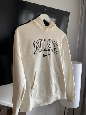 Nike Hoodie  - Nike Hooded Sweatshirt  Storlek M (lite mindre i storlek) Modell 185cm Skick 7/10
