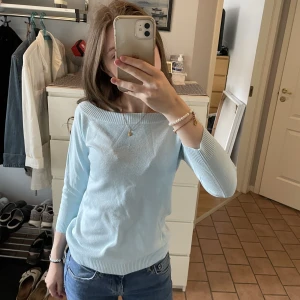 Blå zara topp - As snygg topp från zara i storlek L men skulle säga att den är mer som en S🩵🩵 kommer inte till användning!