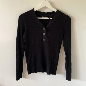 Svart basic tröja med knappar - Super fin snart tröja med knappar som är V-skuren. Skön och jättefin passform❤️