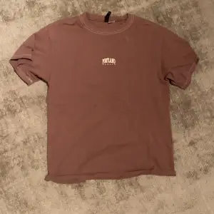 Söt brun T-shirt med tryck på från hm  Originalpris:99kr