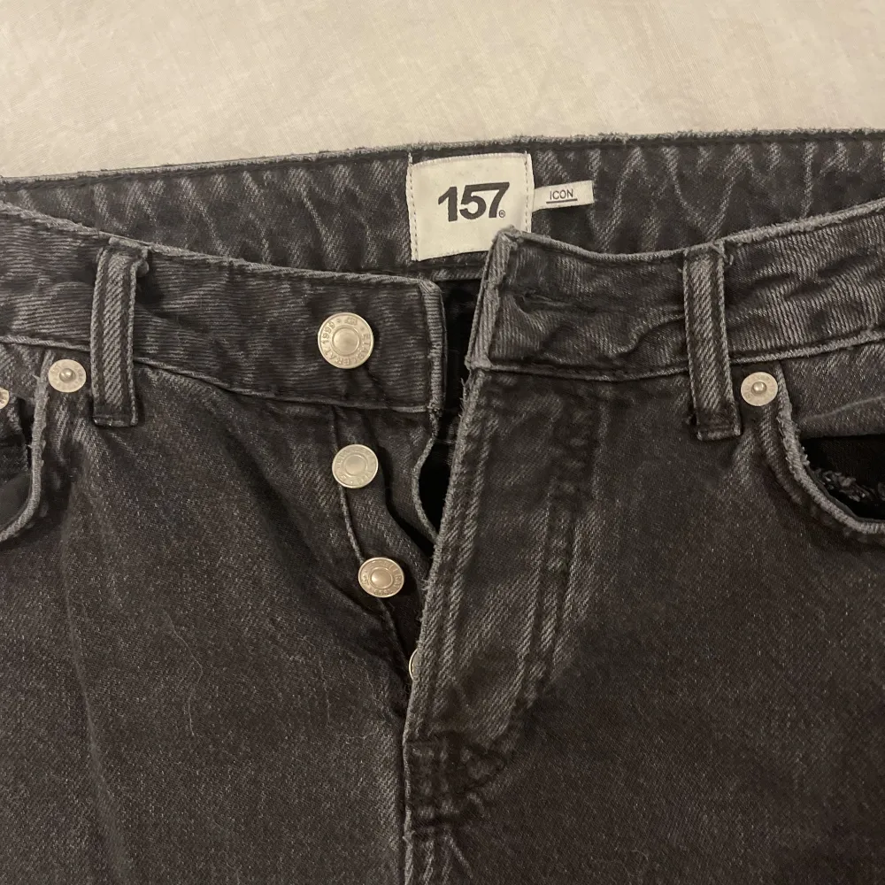 Säljer mina svarta Mid waist jeans ifrån lager 157 modell icon, köpta för 300 men säljer för 130! . Jeans & Byxor.