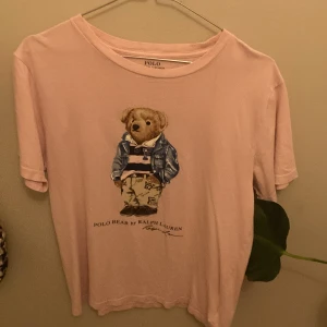 Polo ralph lauren  - Säljer min polo t-shirt i rosa, har en liten liten fläck på axeln som knappast syns, annars inga defekter! 