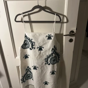 Zara klänning - Säljer en fkn strand klänning från Zara storlek small,helt oanvänd!
