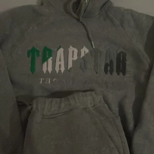 Trapstar dress/tracksuit - Säljer då jag knappt avänder den, storlek s-m passar båda men mer på m sidan, varm o skön till vintern.  