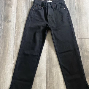 Gina tricot jeans  - Svarta Gina jeans med slits storlek 32, aldrig använda