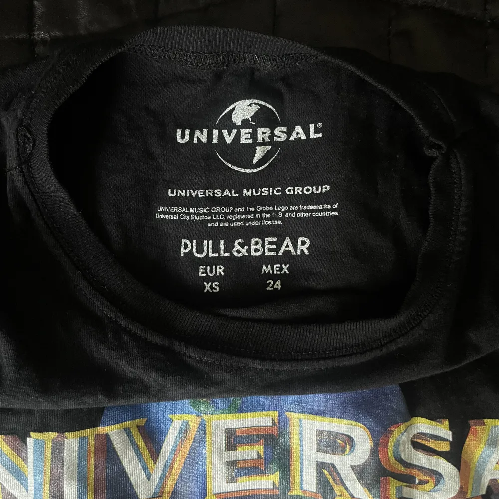 Säljer en t shirt från Pull & Bear med universal logga på. Sparsamt använd!. T-shirts.