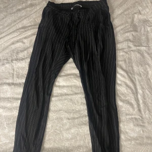 Mjuka kostymbyxor  - Mjuka kostymbyxor med vita tunna ränder